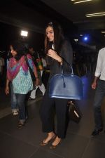  Sonam Kapoor snapped before her Cannes trip in Airort, Mumbai on 18th May 2012 (1).JPG